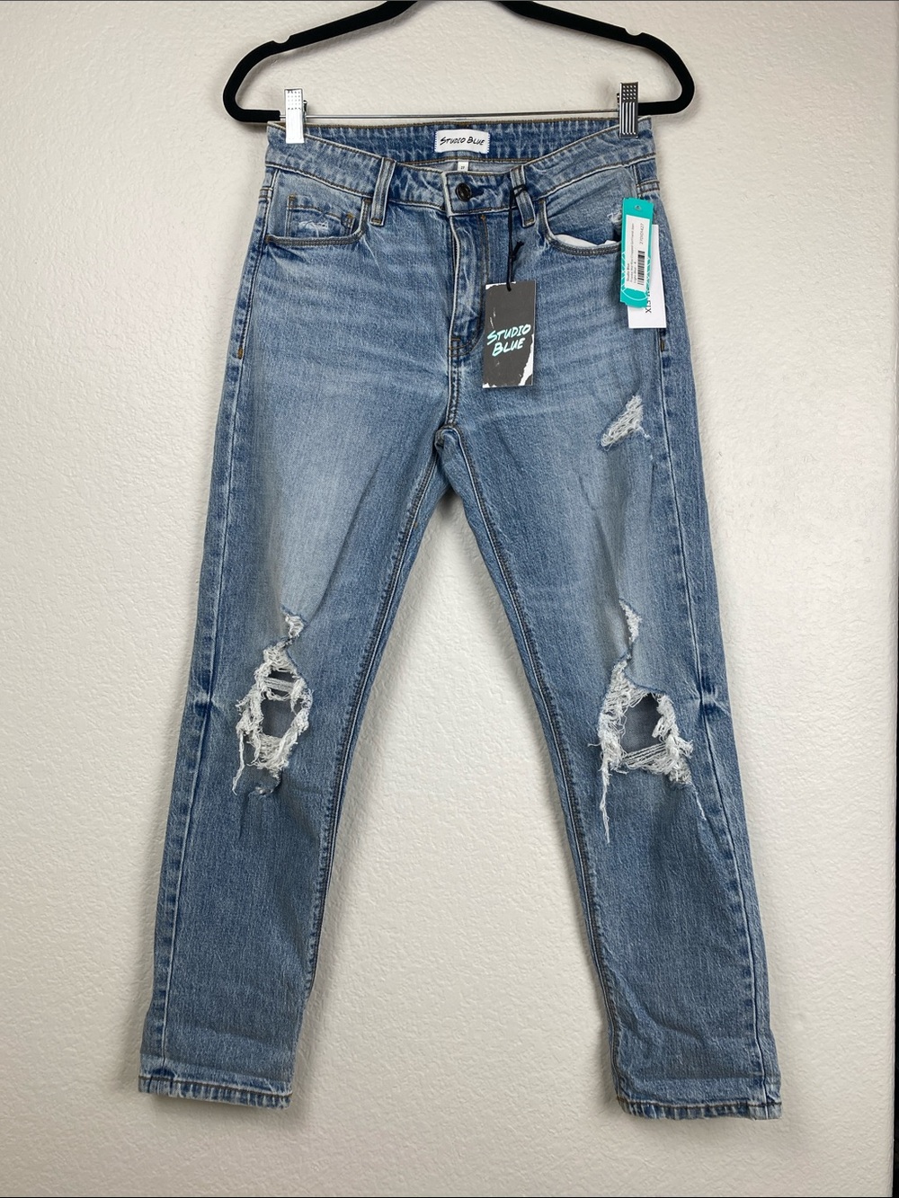 Studio Blue Distressed Light Wash Cropped Girlfriend Jeans Size 27 / Size 4, NWT
